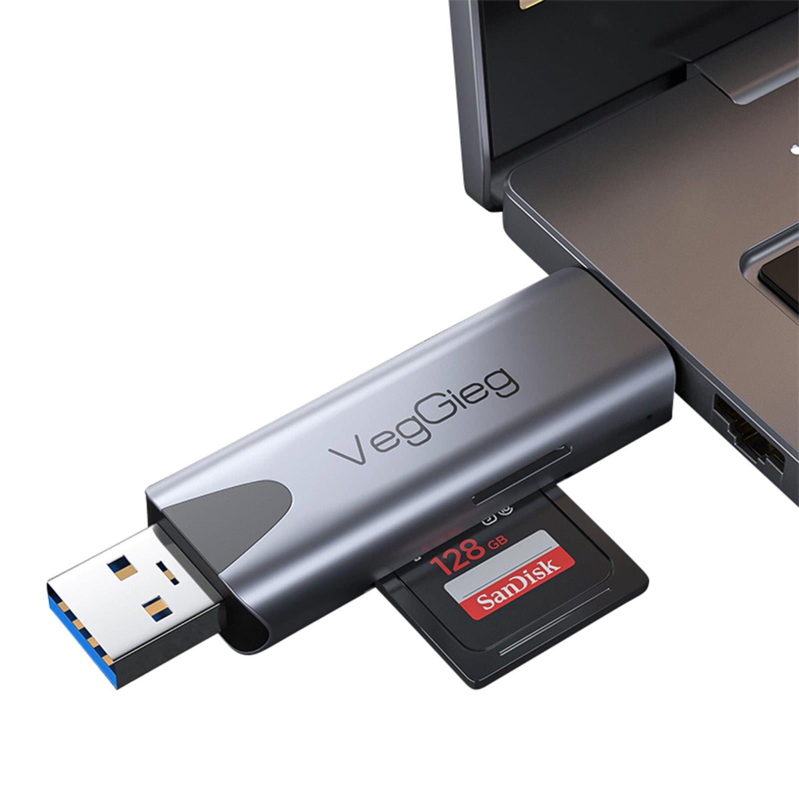 Bir laptopa bağlı SD kartlı gri USB kart okuyucu.
