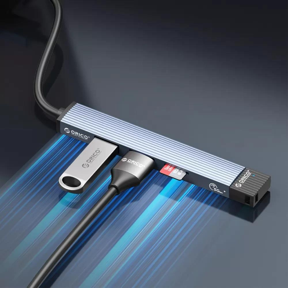 Mavi, yivli bir USB-hub'a bir USB bellek ve SD kart takılıdır.