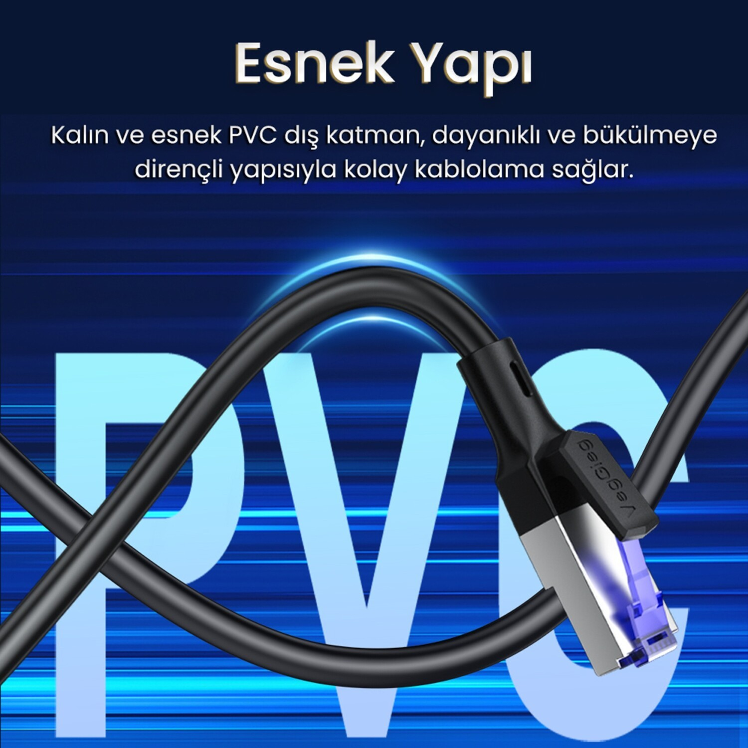 Mavi arka plan üzerinde RJ45 konnektörlü siyah kablo. PVC dış katman.