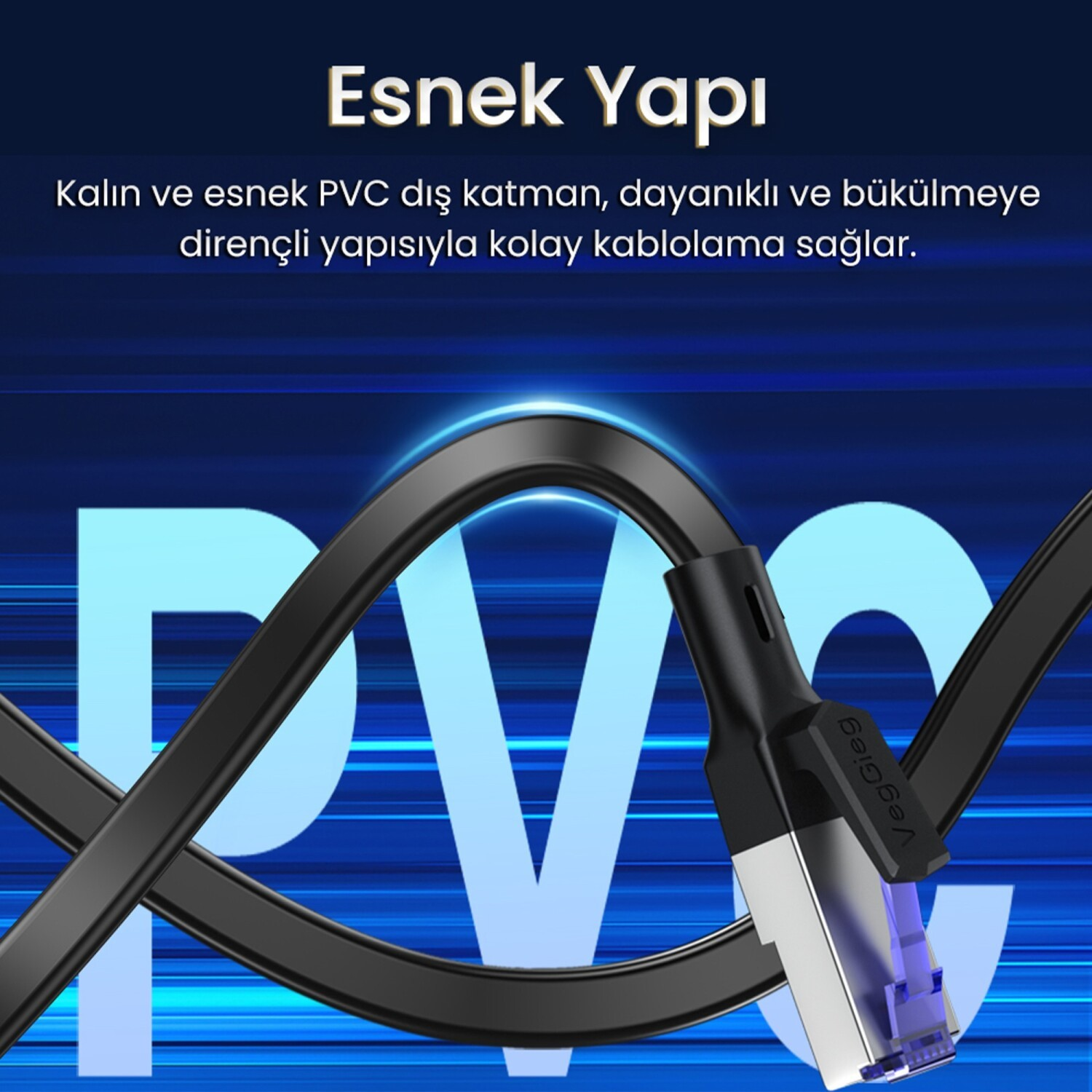 Mavi çizgiler ve PVC kelimesiyle çevrili siyah kablo ve RJ45 konnektör.