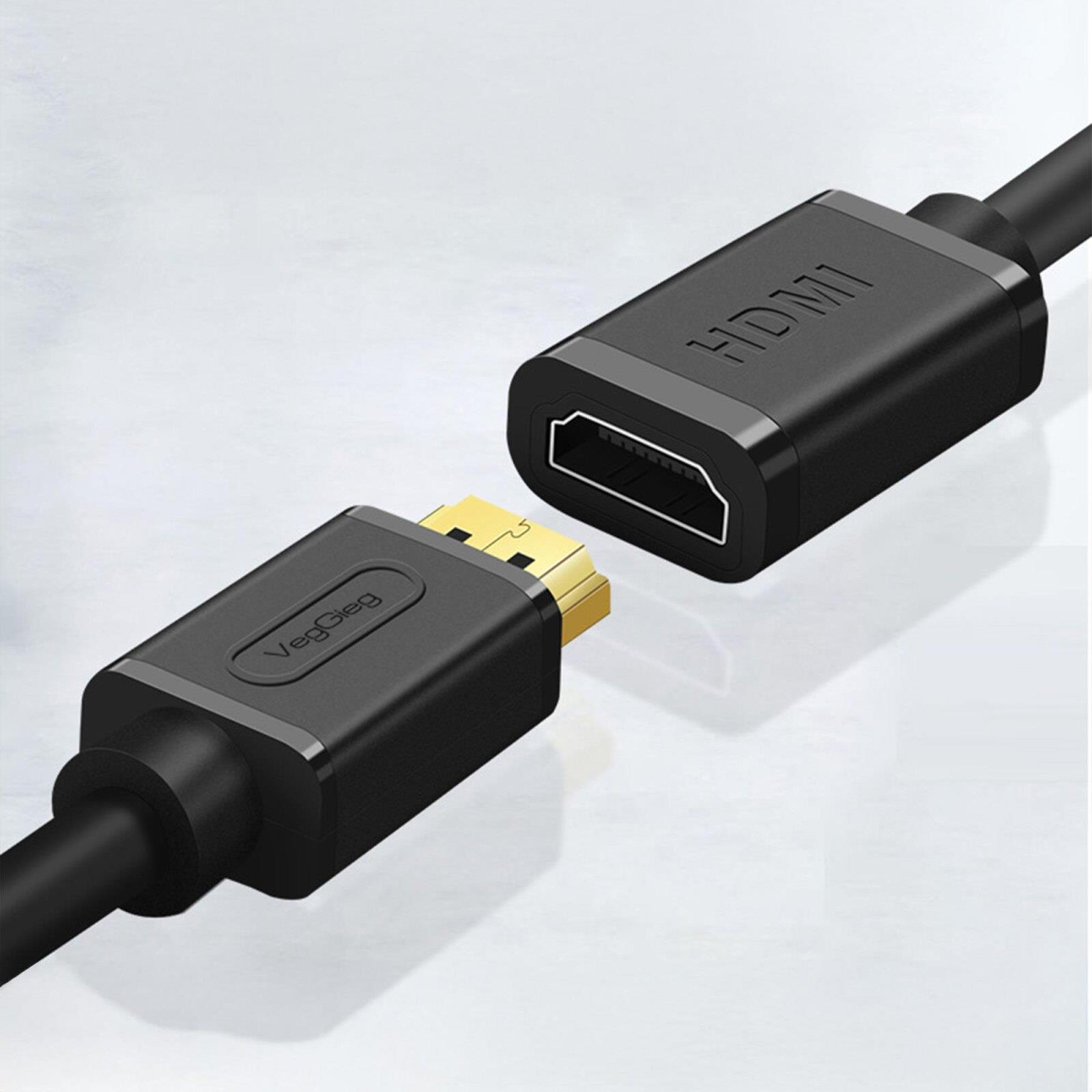 Altın erkek ve dişi konektörlü siyah HDMI kablosu.