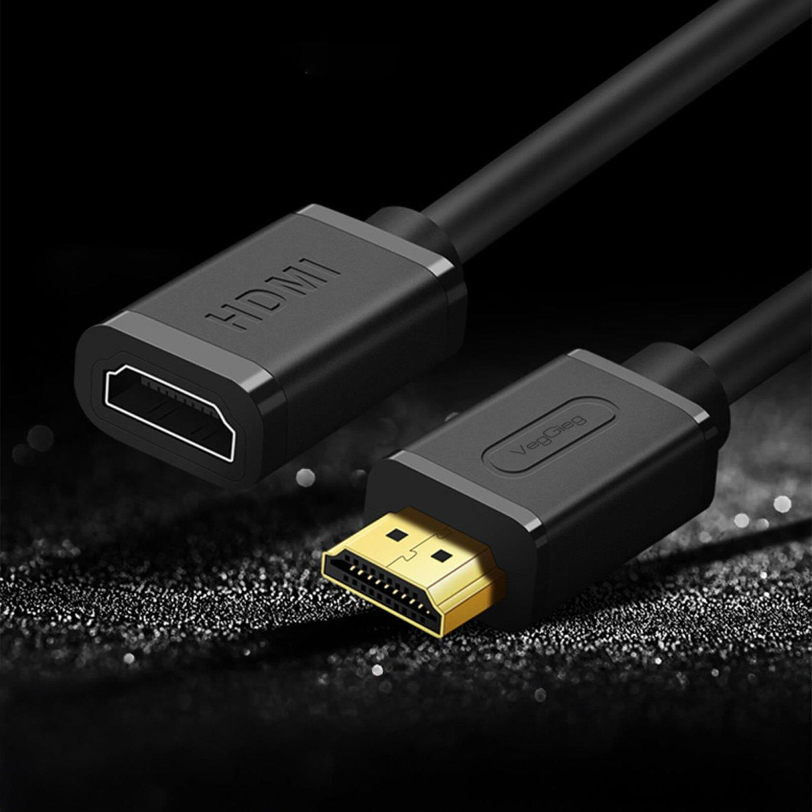 Altın konektörlü iki siyah HDMI kablosu, parlak siyah bir yüzey üzerinde.
