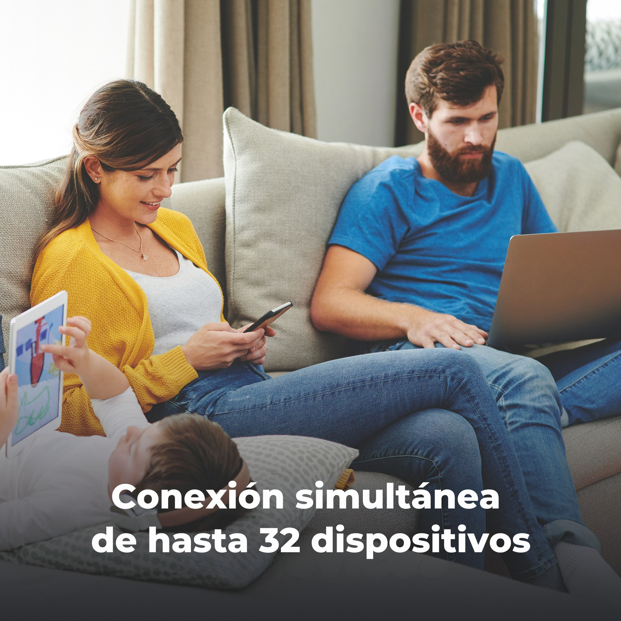 Familia usa dispositivos en sofá: hombre en laptop, mujer en celular, niño en tablet.