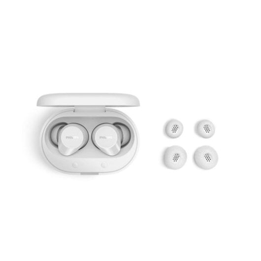 Auriculares inalámbricos blancos en estuche de carga abierto, con cuatro almohadillas.