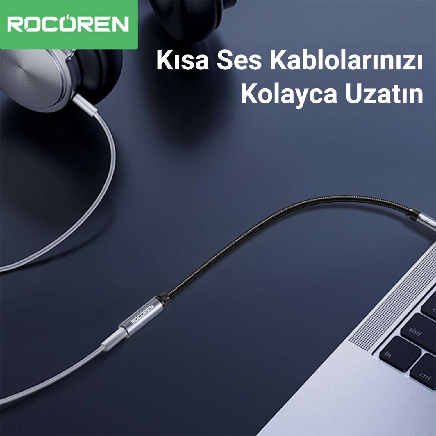 Bir kulaklık kablosu, esnek bir uzatma kablosuyla dizüstü bilgisayara bağlanır.