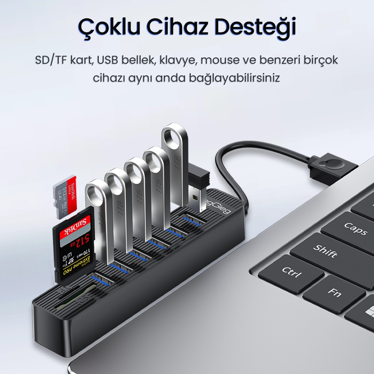 Siyah USB hub SD kartlar, USB bellekler ve laptop klavyesi.