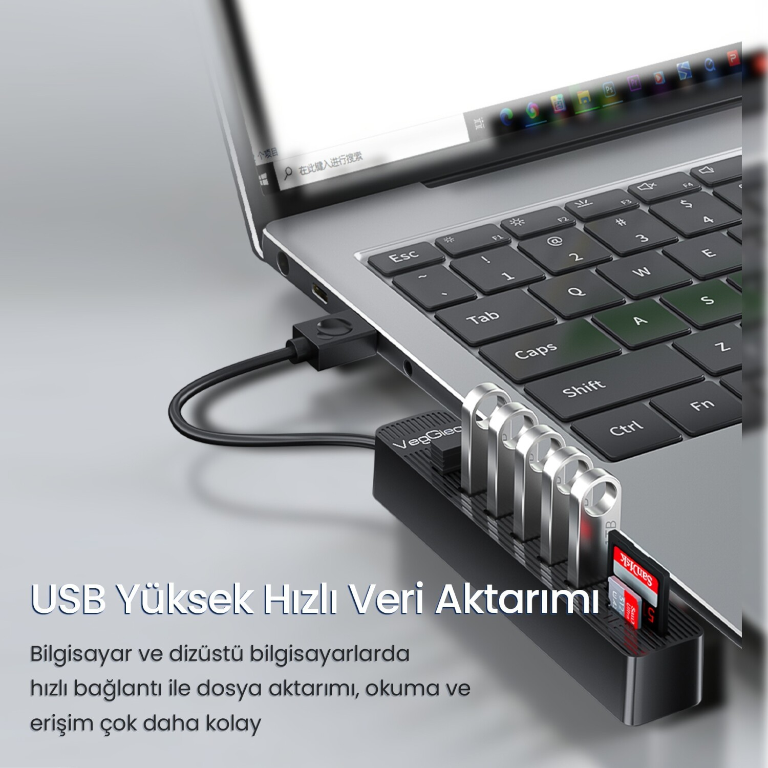 Çok sayıda USB bellek ve SD kart takılı siyah USB hub, bir dizüstü bilgisayara bağlı.