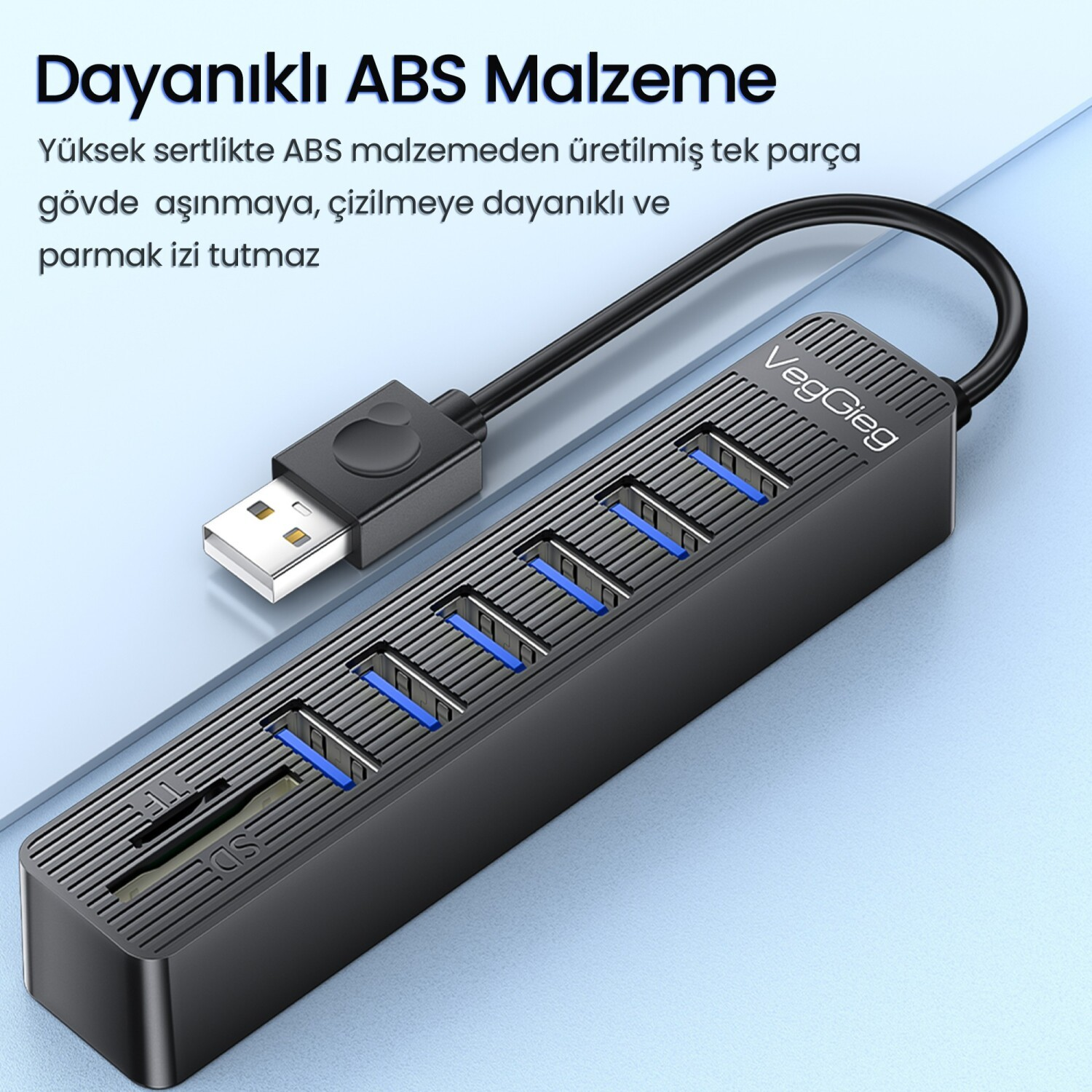 Dört portlu ve SD/TF kart okuyuculu siyah USB hub.