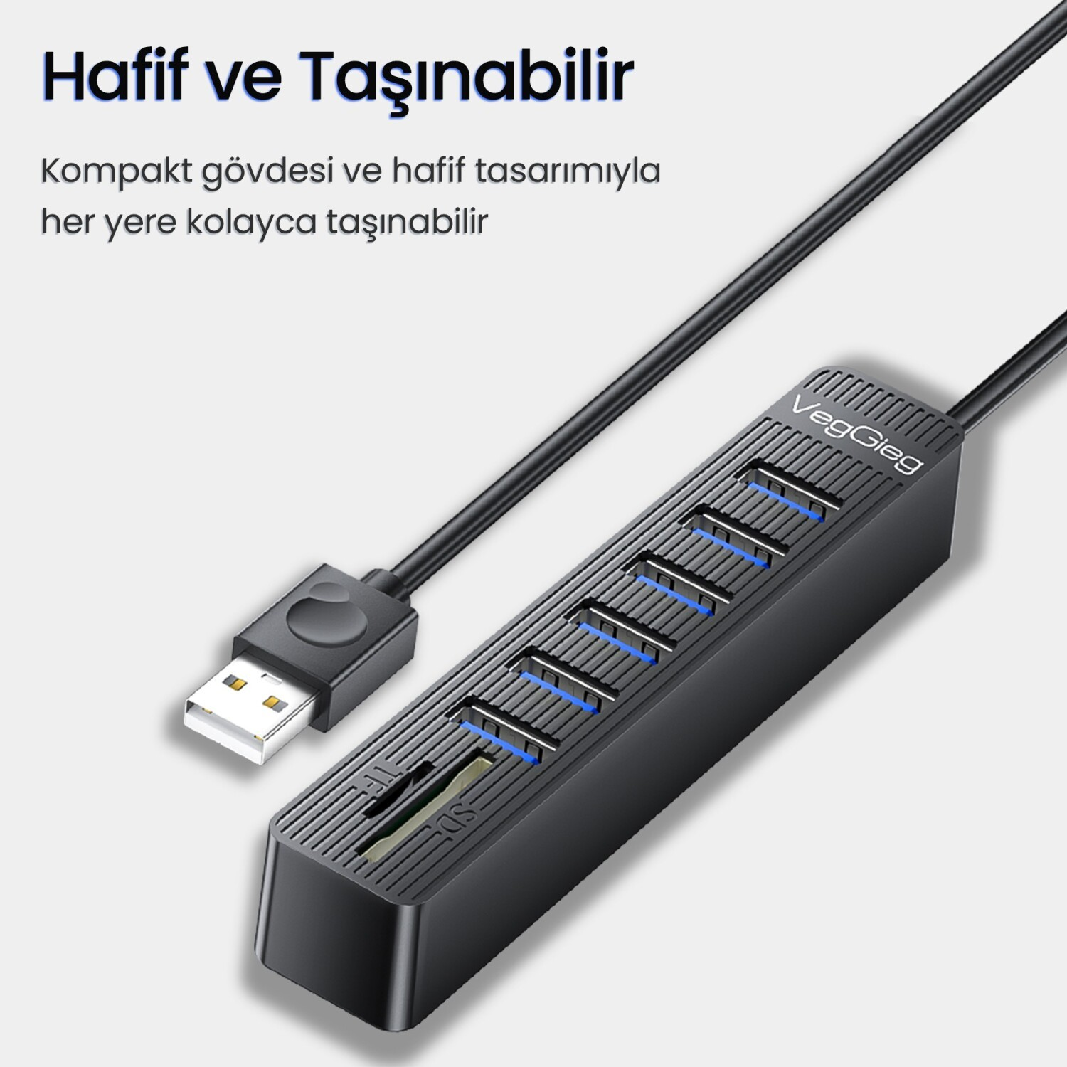 4 portlu ve SD/TF kart okuyuculu siyah USB hub, USB kablosuyla bağlandı.