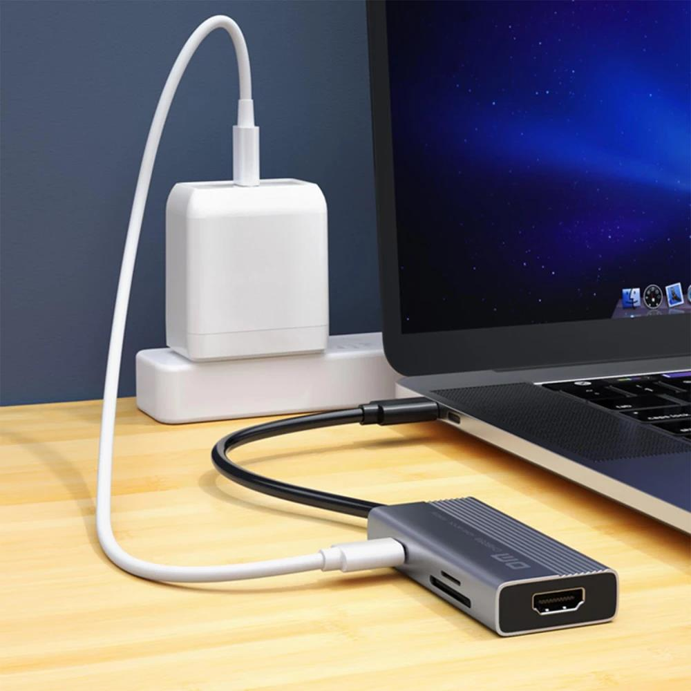 Bir dizüstü bilgisayar, bir şarja takılı olan bir USB-C hub'ına bağlıdır.