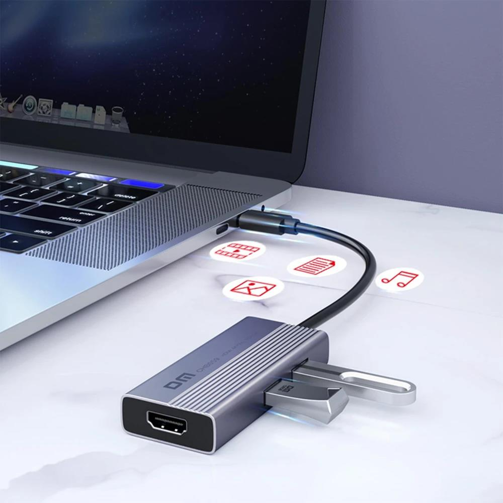 Bir USB-C hub dizüstü bilgisayara bağlıdır. HDMI, SD kart ve USB bağlantı noktalarına sahiptir.
