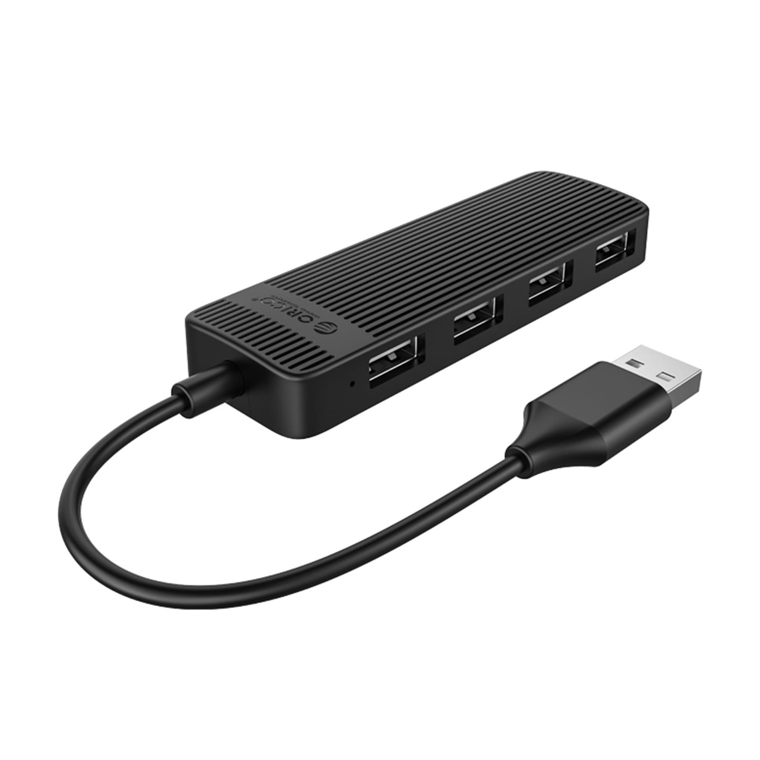 Dört USB bağlantılı, nervürlü siyah ORICO USB çoklayıcı ve USB kablosu.
