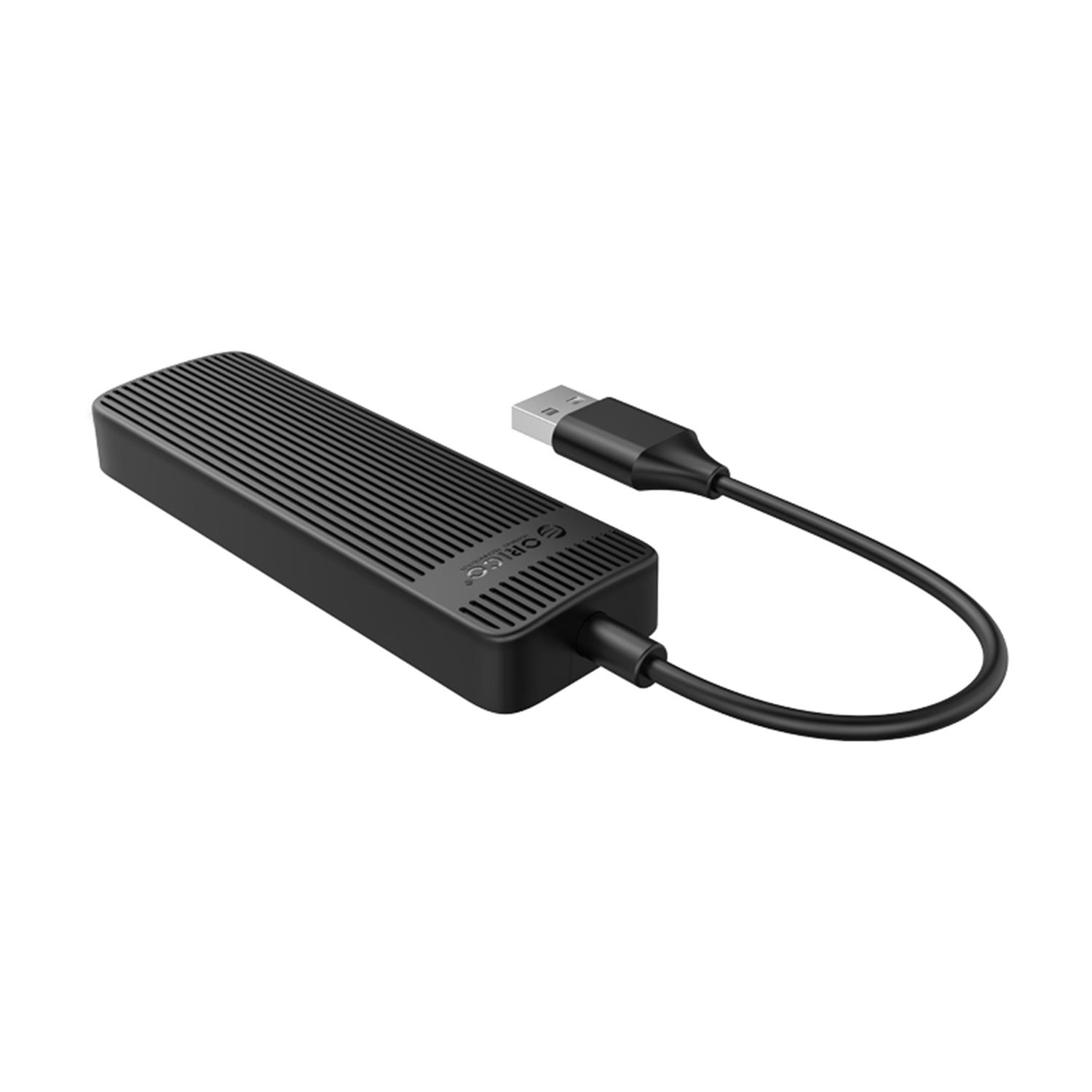 Beyaz arka plan üzerinde USB kablolu, siyah nervürlü harici SSD kasası.