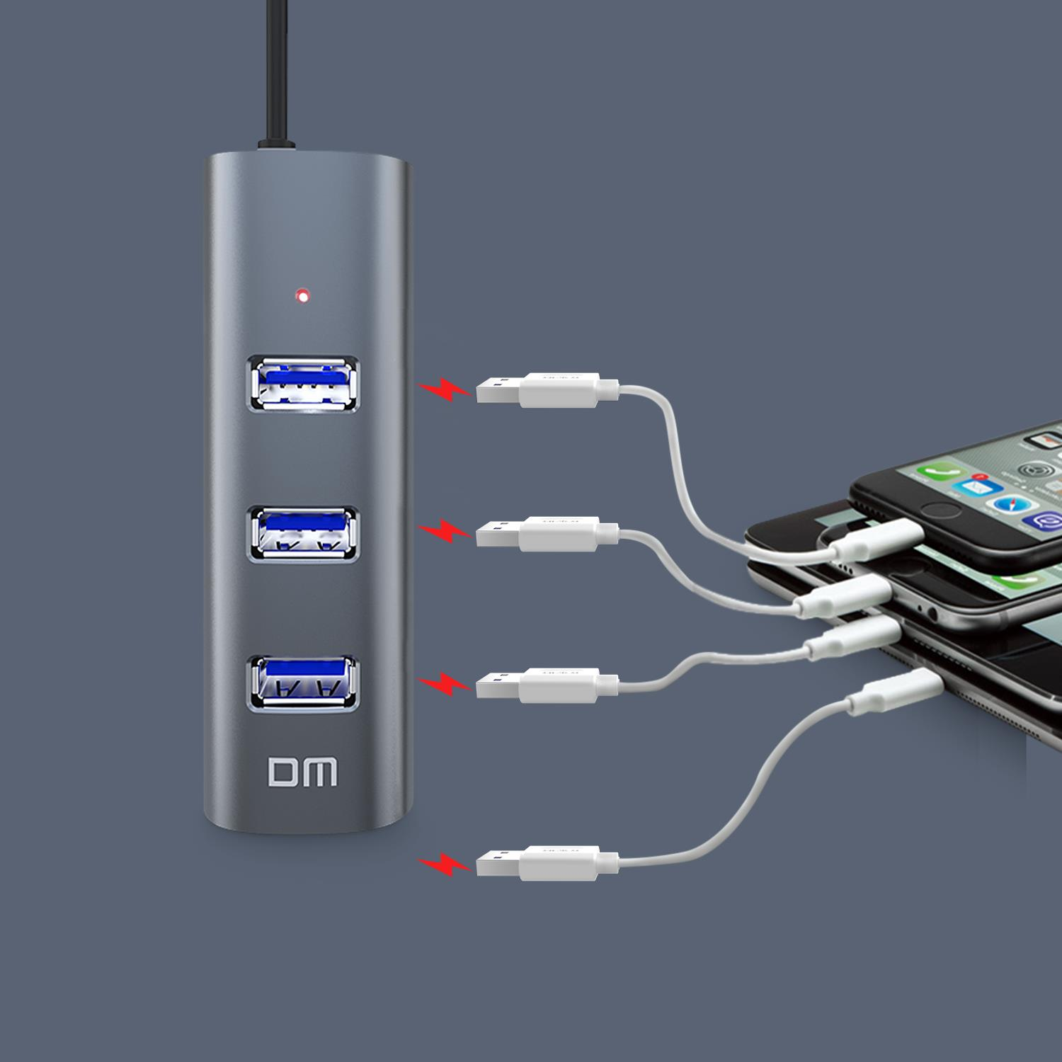 Dört mavi USB bağlantı noktasına sahip gri USB hub, birden çok telefonu şarj ediyor.