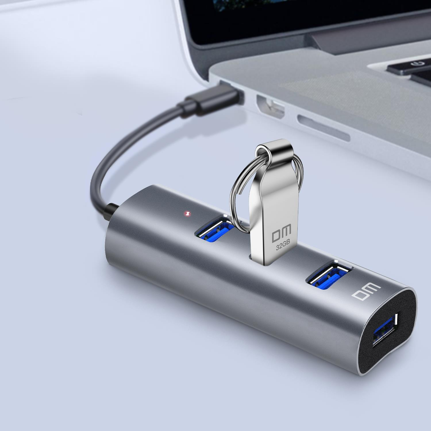 Dört portlu gümüş USB hub, bir USB bellek takılı.