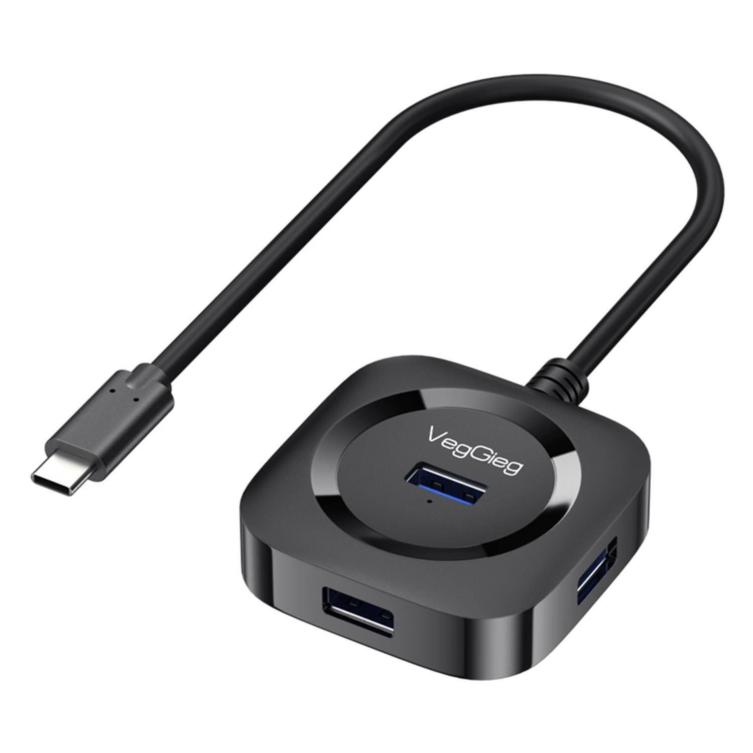 Dört bağlantı noktalı ve kavisli kablolu siyah USB-C hub.