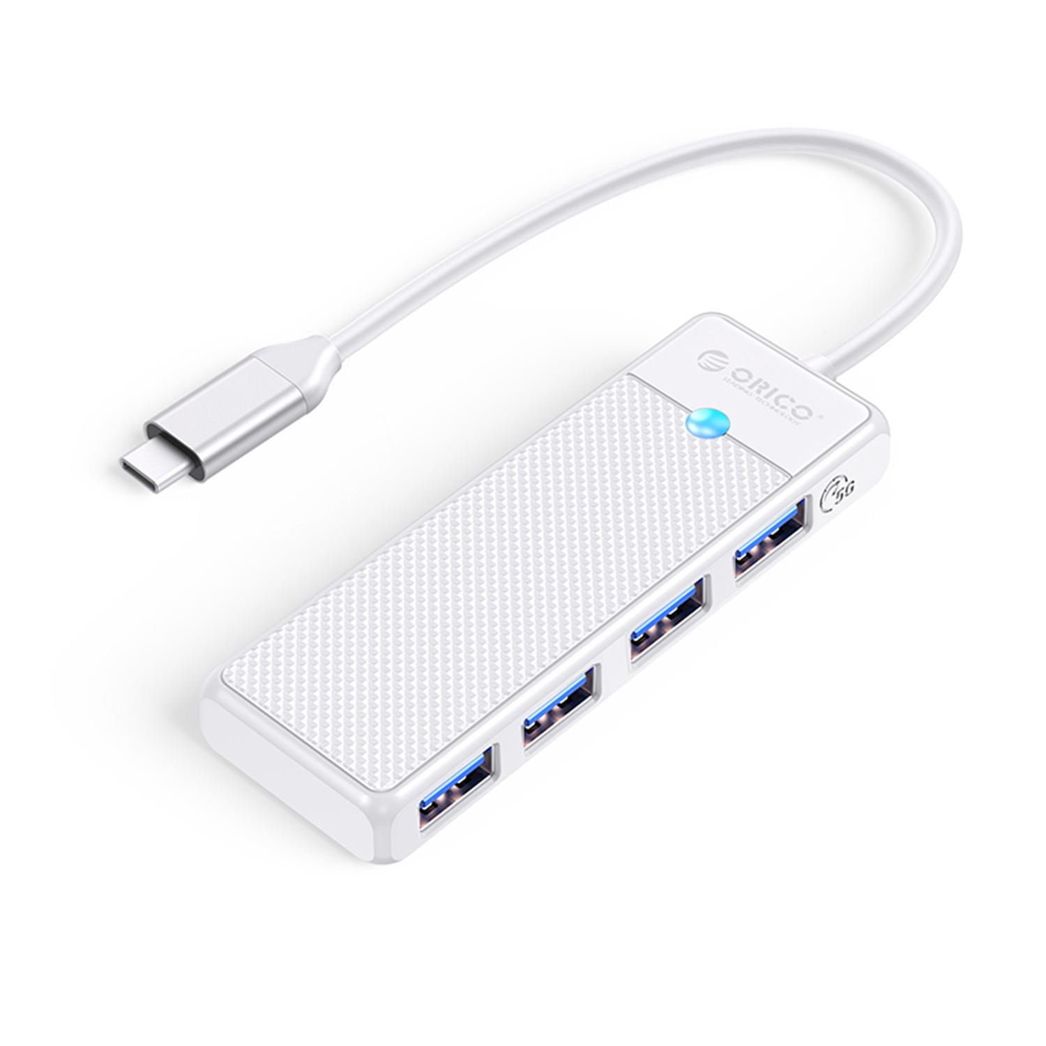 Dört mavi USB bağlantı noktasına ve kabloya sahip beyaz USB-C hub.