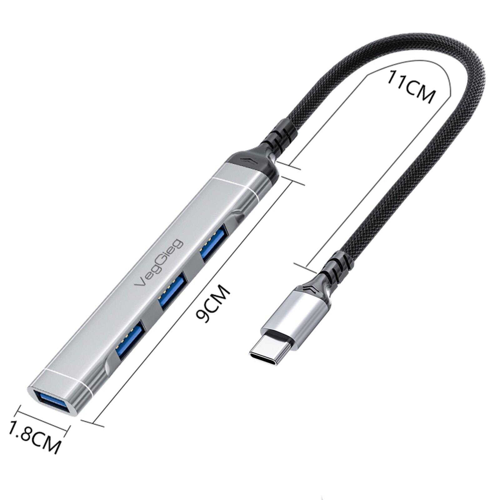 Üç USB-A bağlantı noktasına ve bir USB-C konektöre sahip gümüş USB-C hub.