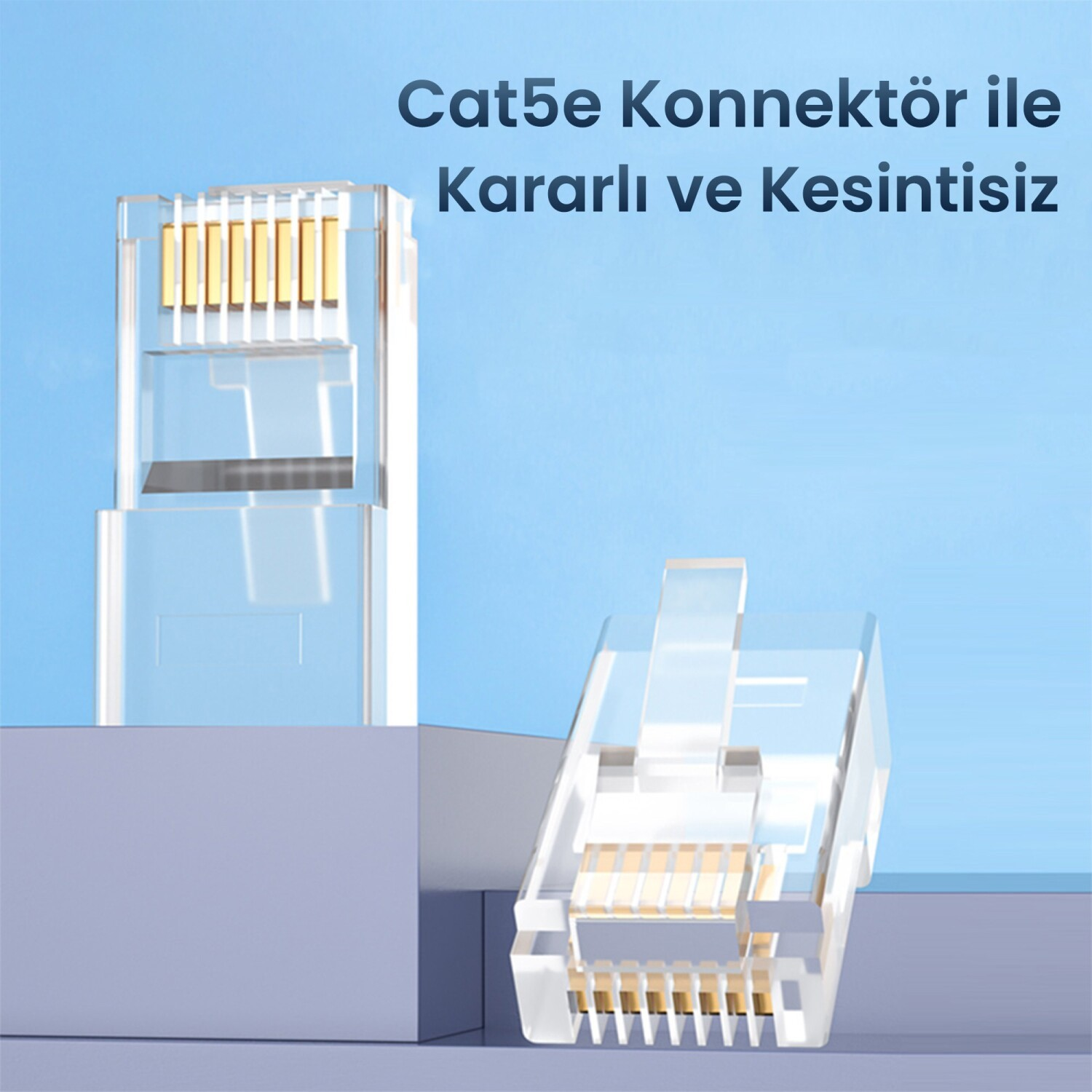 Mavi arka plan üzerinde altın pinli iki şeffaf Cat5e Ethernet konnektörü.