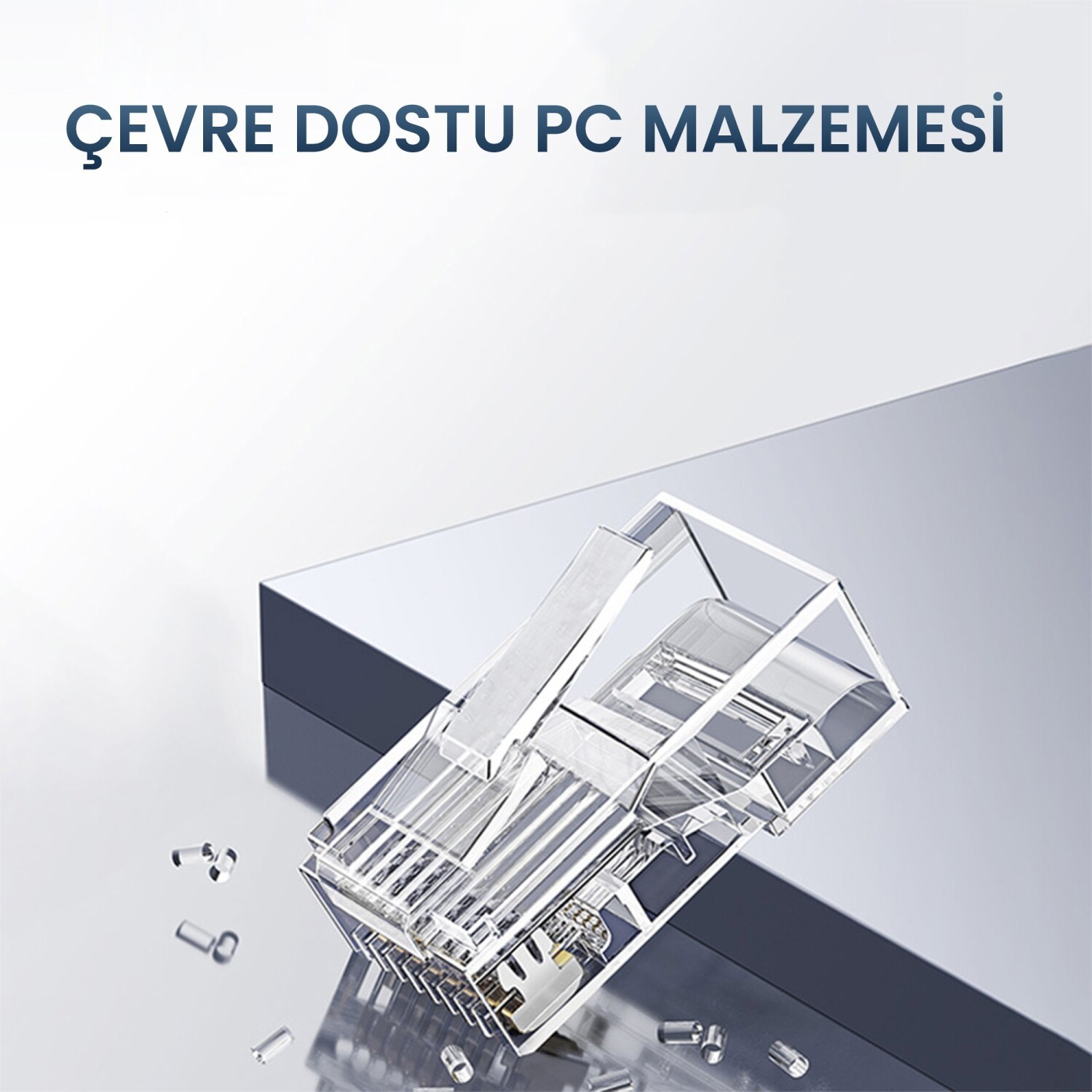 Gri yüzeyde küçük metal parçaları olan şeffaf RJ45 konnektör.