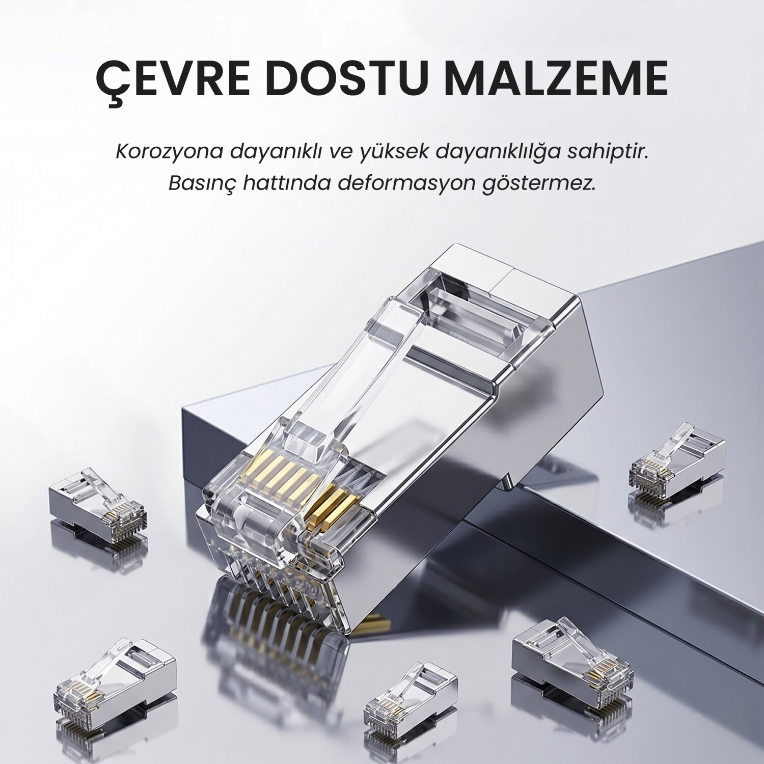 Düz bir yüzeyde büyük ve birkaç küçük gümüş renkli ağ konektörü.