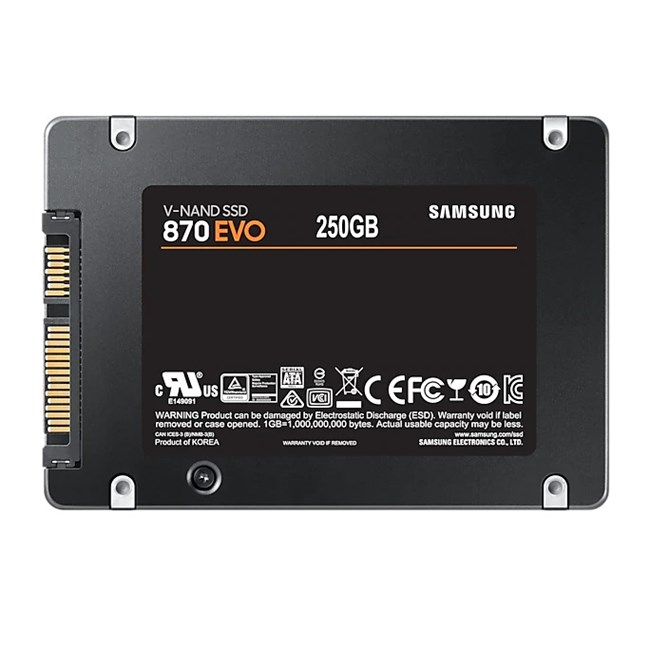 Siyah Samsung 870 EVO 250GB SSD, SATA bağlantılı ve etiketli.