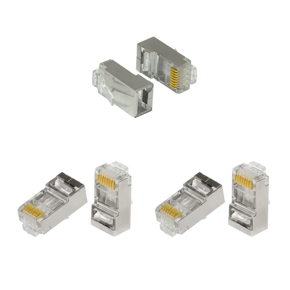 Beş adet gümüş metal kasalı ve altın pinli şeffaf RJ45 konektör.