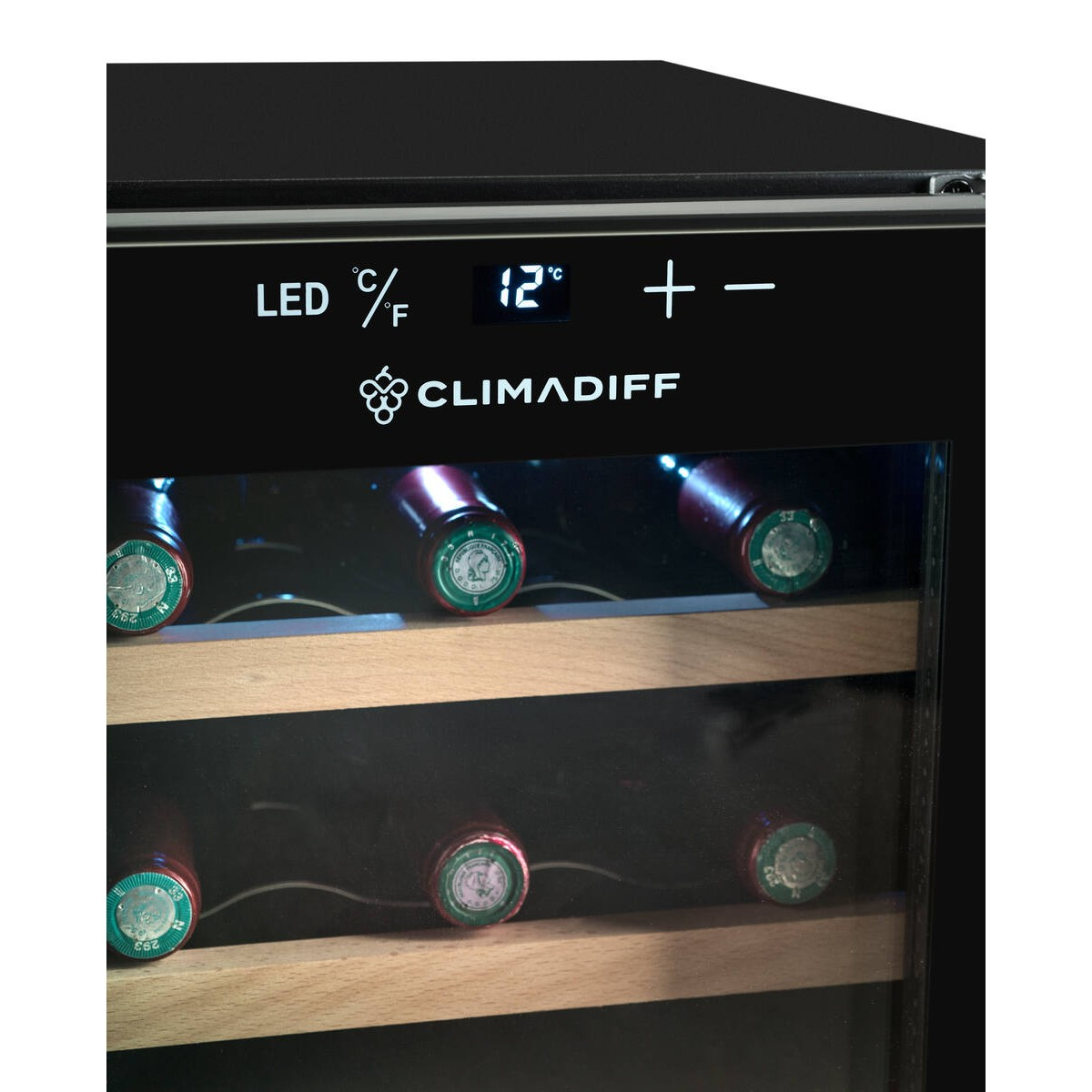 Una nevera de vino con pantalla LED de 12°C, en estantes de madera con botellas.