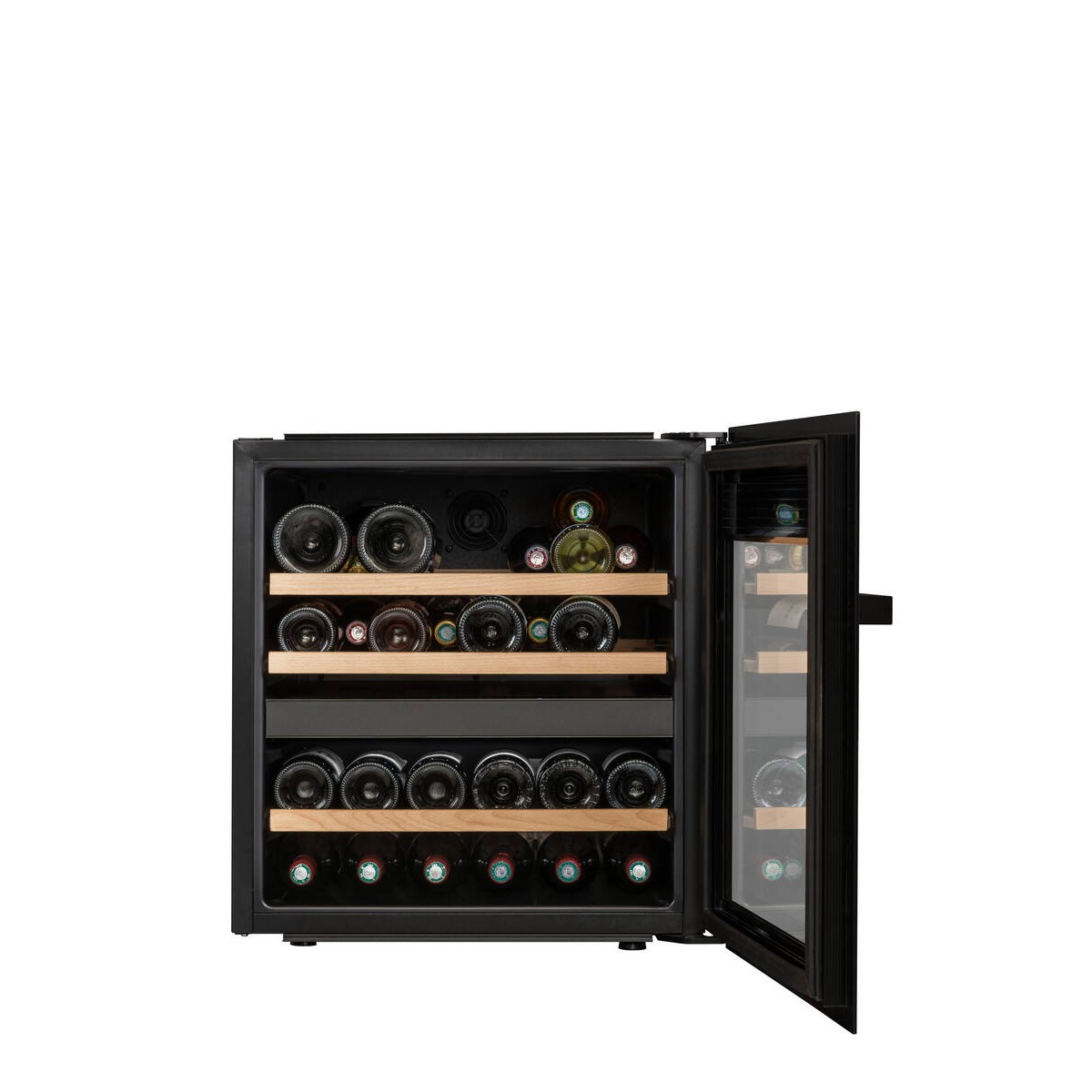 Un enfriador de vino negro con la puerta de cristal abierta, lleno de botellas de vino y champán.