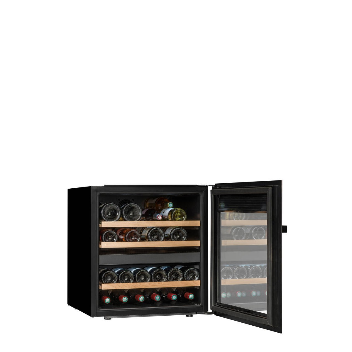 Un enfriador de vino negro con la puerta abierta, lleno de botellas en estantes de madera.