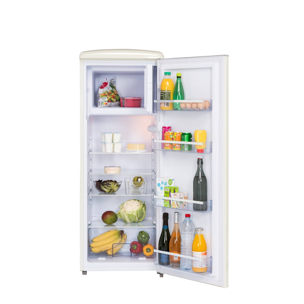 Ein offener Kühlschrank mit Lebensmitteln wie Obst, Gemüse, Eiern, Getränken und Molkereiprodukten.