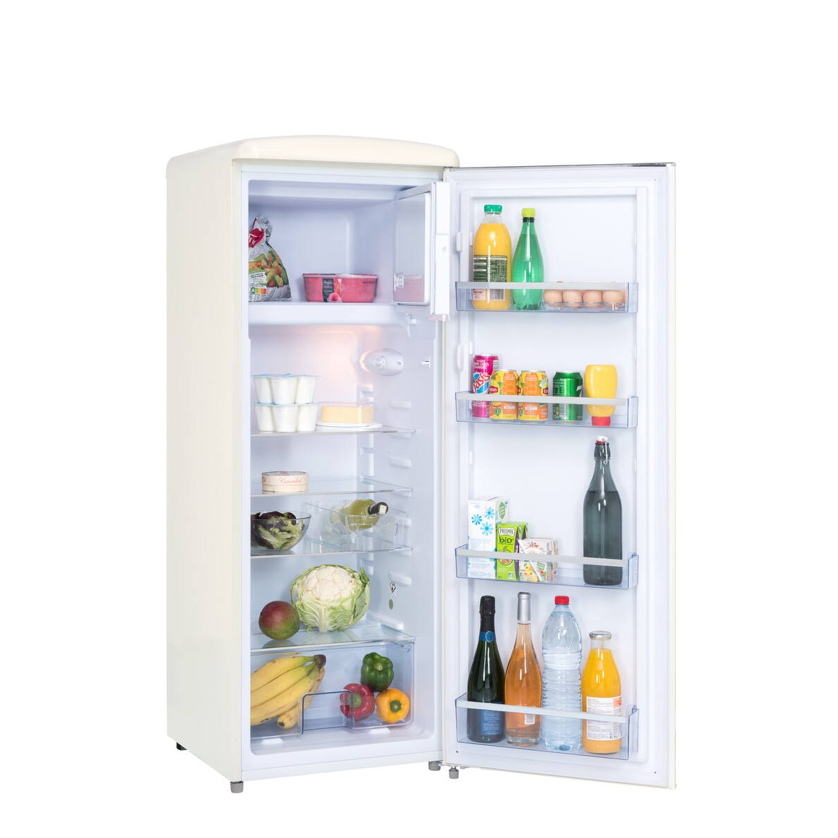 Ein offener, cremefarbener Kühlschrank mit Lebensmitteln auf mehreren Regalen.