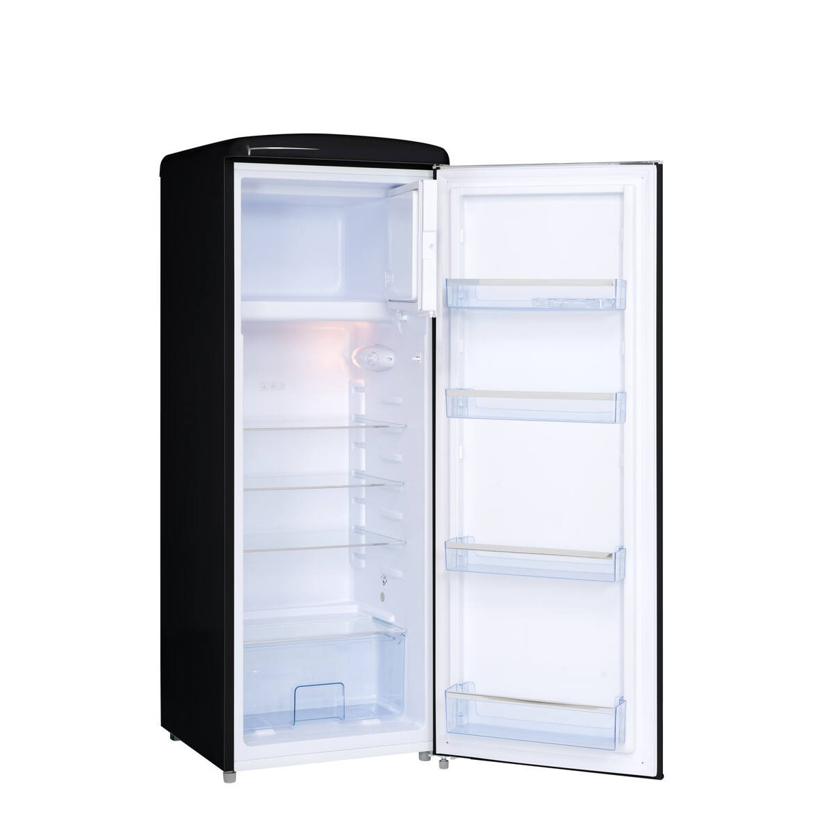 Ein schwarzer Kühlschrank mit offener Tür und Glasböden. Innenbeleuchtung ist an.