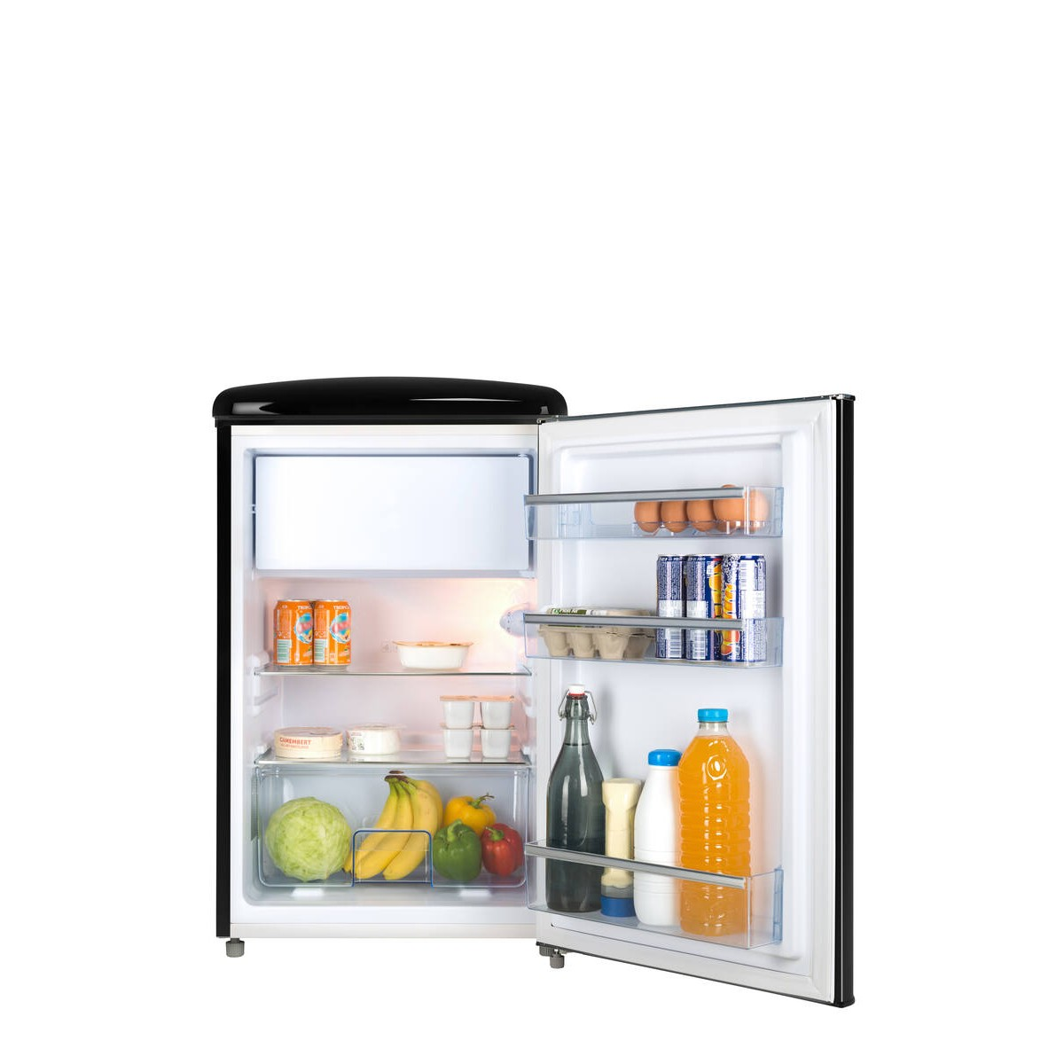 Frigorífico retro negro abierto con comida: huevos, latas, zumo, leche, fruta, verdura, queso.