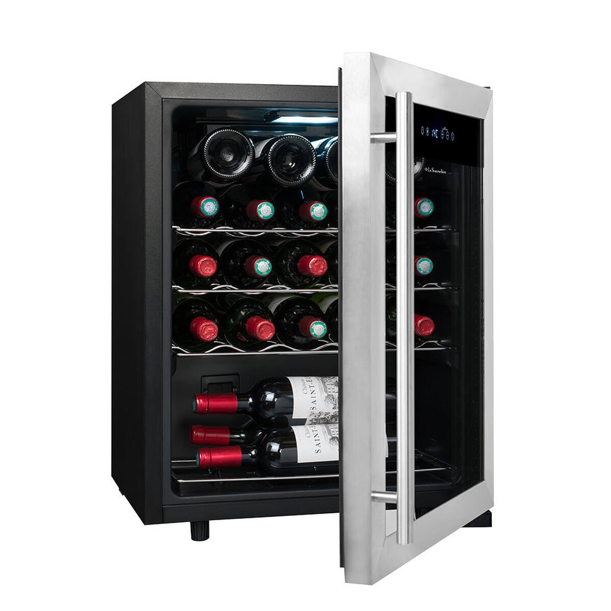 Un enfriador de vino negro con puerta de acero inoxidable, lleno de botellas de vino.