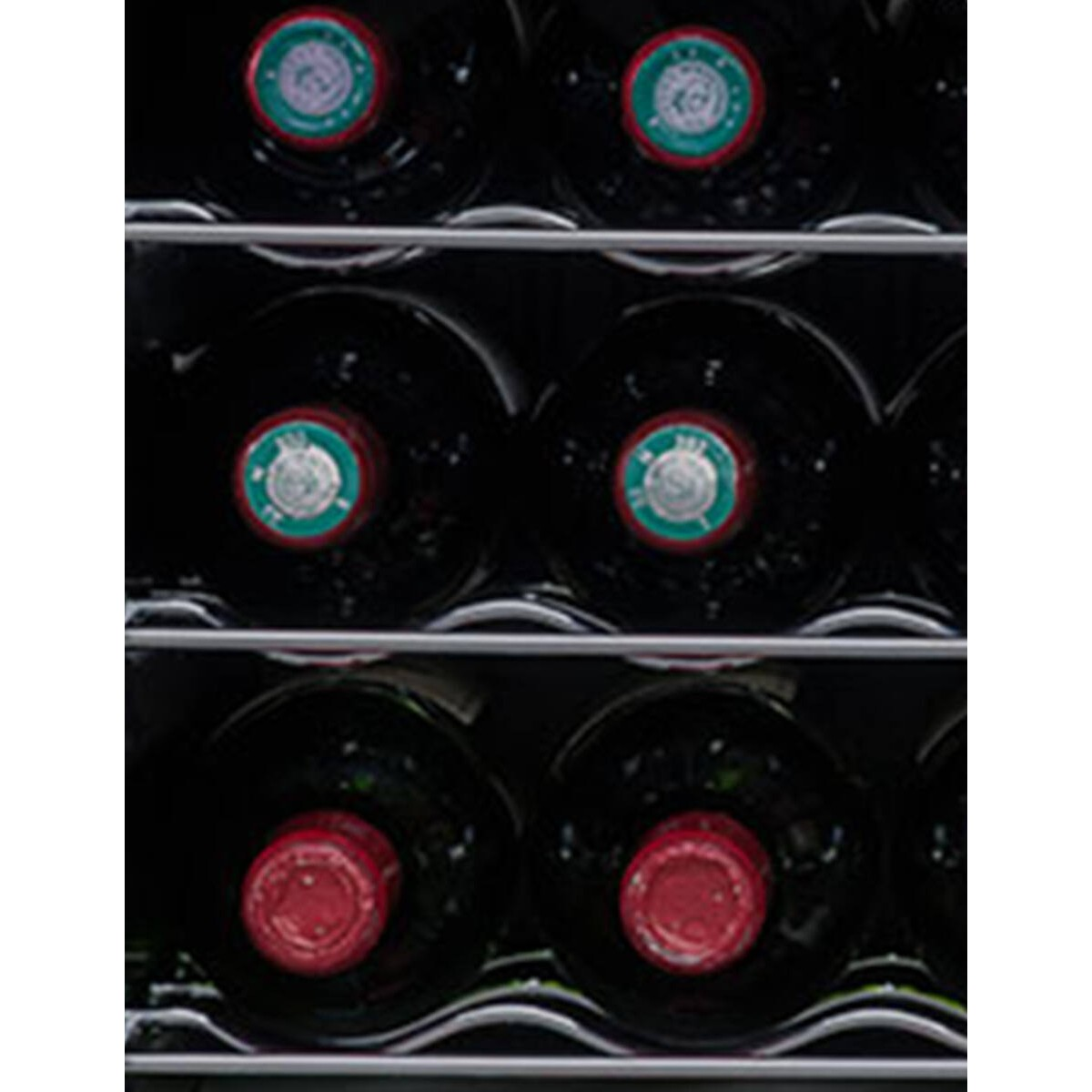 Tres filas de botellas de vino oscuras con tapas rojas o verdes en estantes.