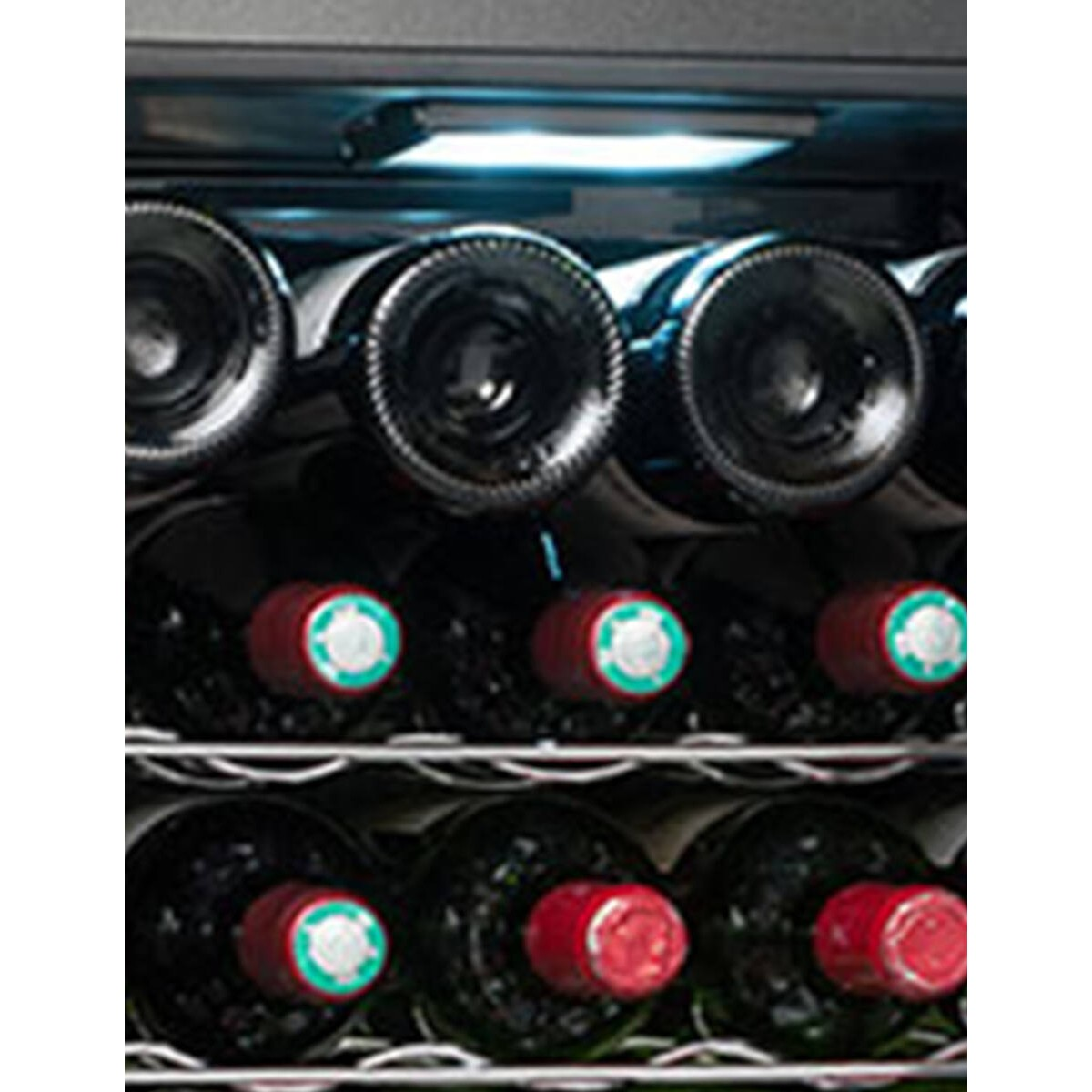 Enfriador de vino con varias filas de botellas oscuras, algunas con tapas rojas.