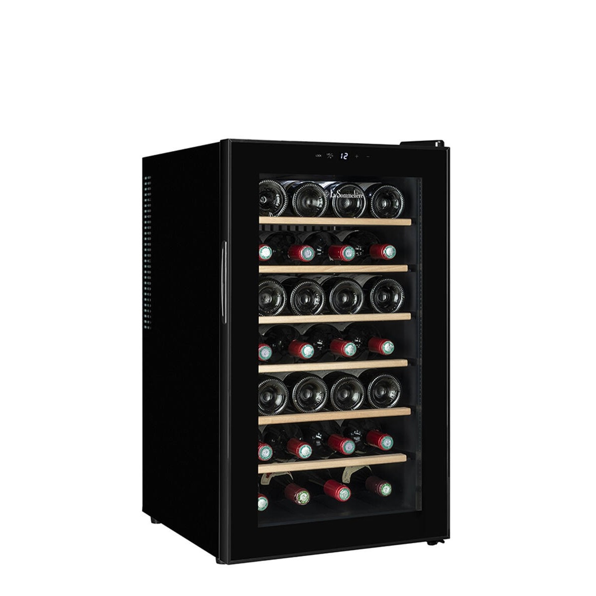 Cantinetta per vino nera con porta in vetro, riempita con bottiglie di vino su ripiani in legno.