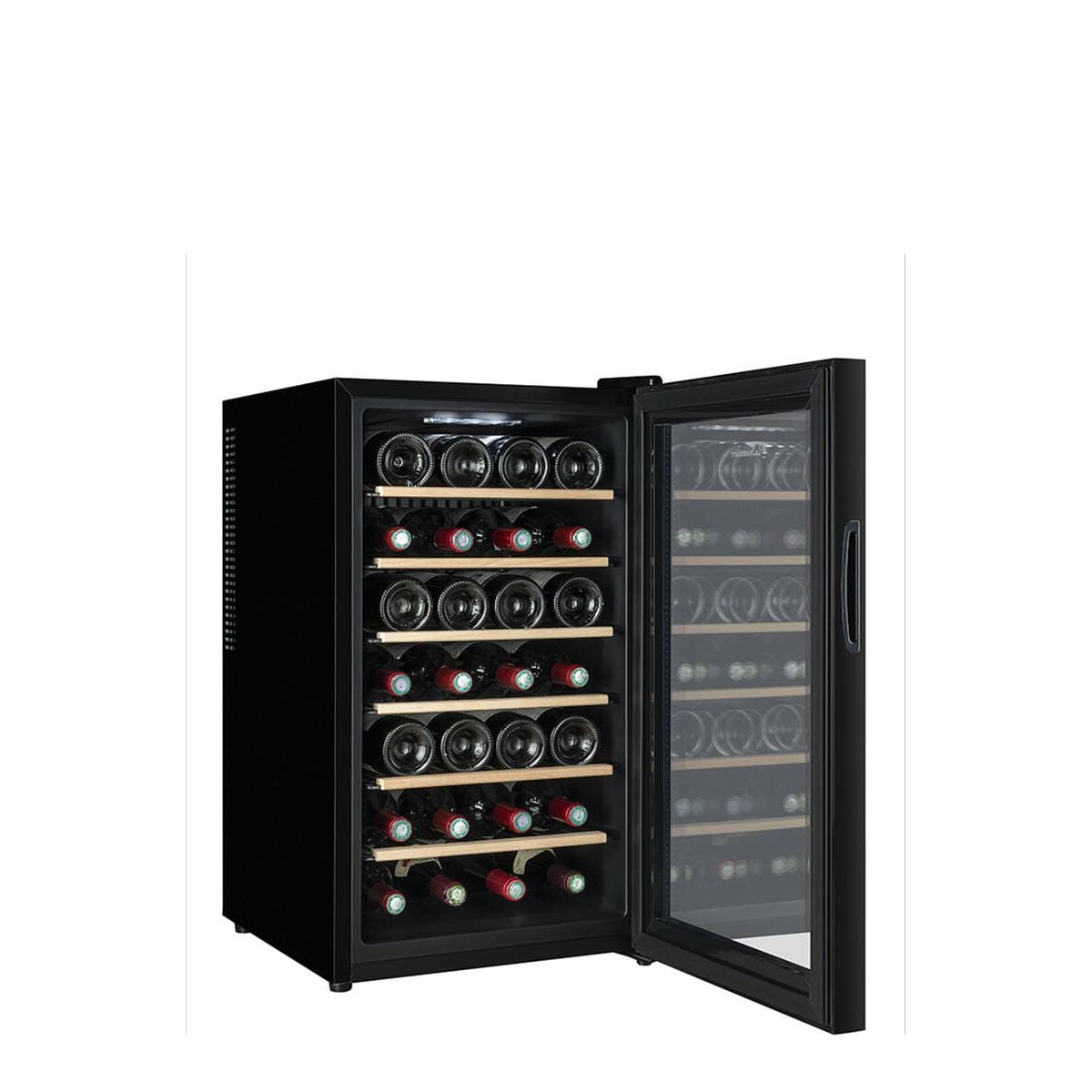 Una cantinetta per vino nera con la porta aperta, piena di bottiglie.