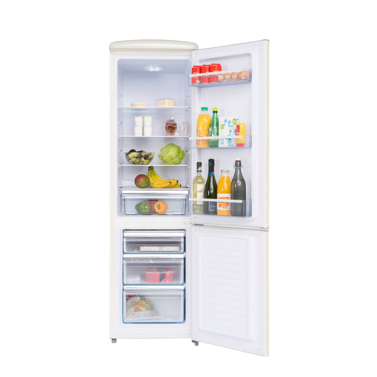 Ein offener Kühlschrank mit vielen Lebensmitteln, darunter Obst, Gemüse, Getränke und Eier.