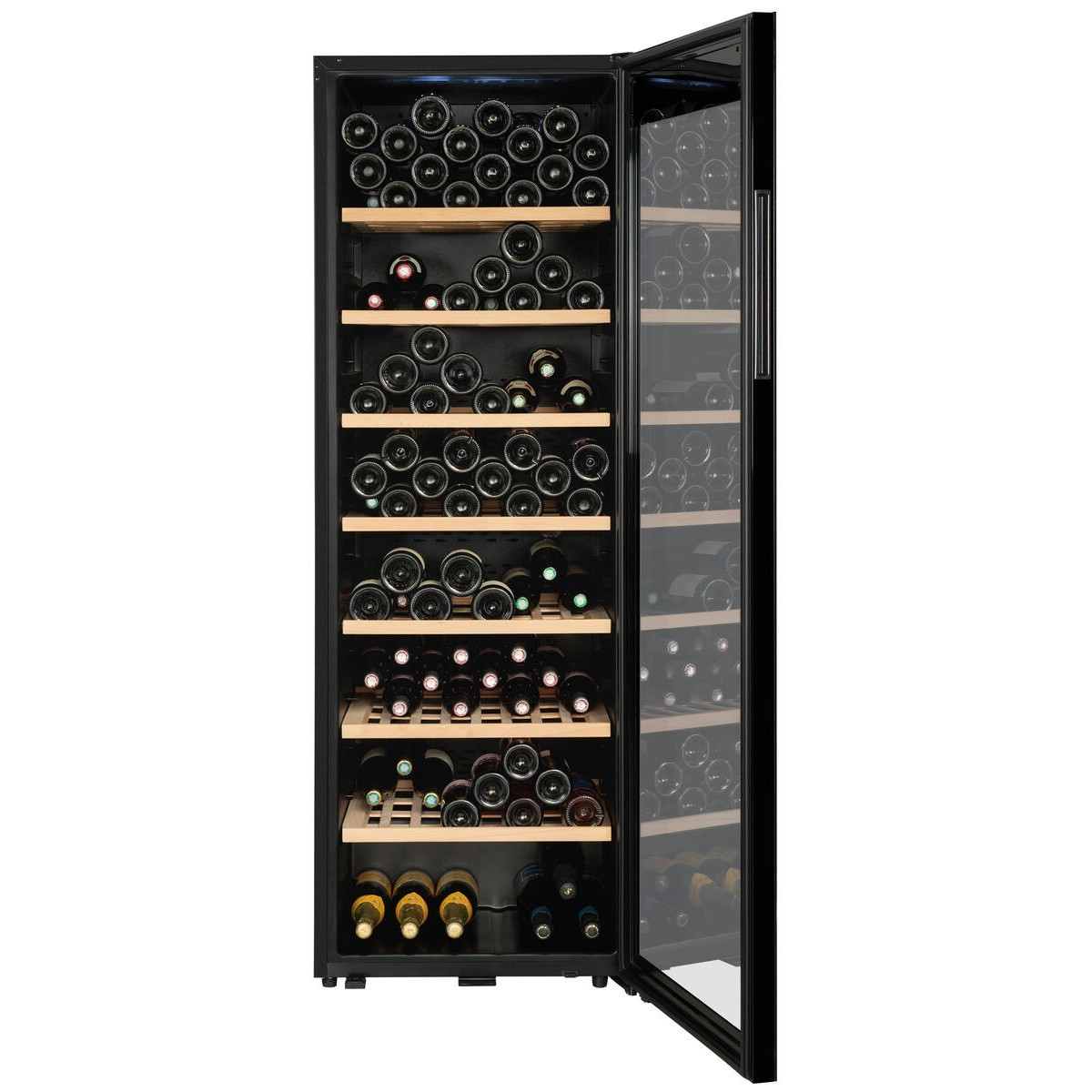 Un enfriador de vino negro con puerta de cristal, lleno de muchas botellas de vino en estantes de madera.