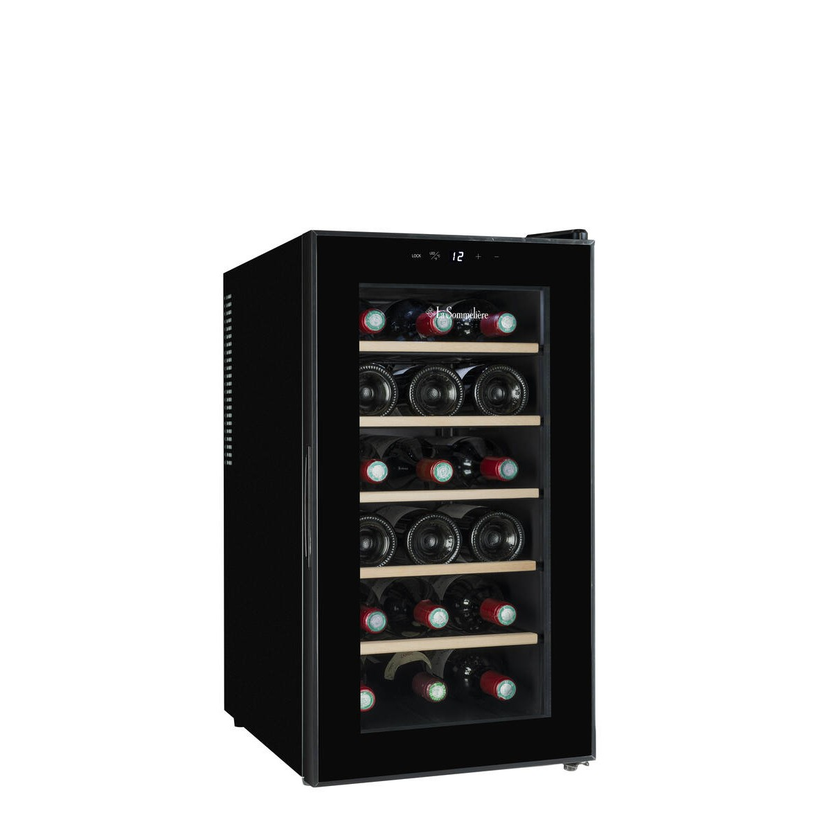 Cantinetta vino nera con porta in vetro, piena di vino in bottiglia su ripiani in legno.