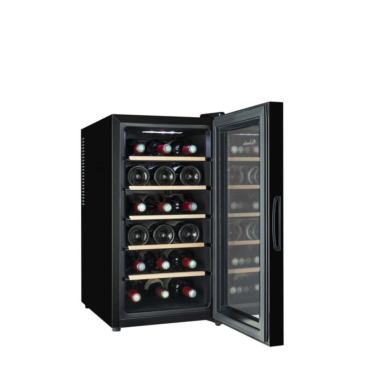 Cantinetta vino nera con porta a vetro, piena di bottiglie di vino su ripiani in legno.