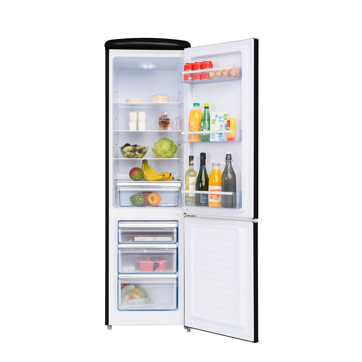 Ein offener Kühlschrank mit Lebensmitteln: Obst, Gemüse, Getränke, Eier und Käse.