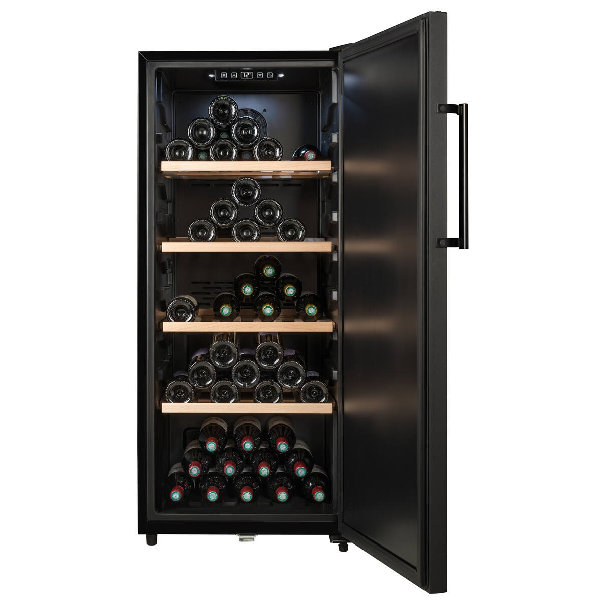 Un enfriador de vino negro con la puerta abierta, lleno de filas de botellas de vino en estantes de madera.