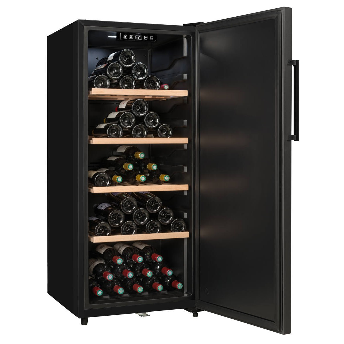 Vinoteca negra con puerta abierta, llena de varias botellas de vino en estantes de madera.