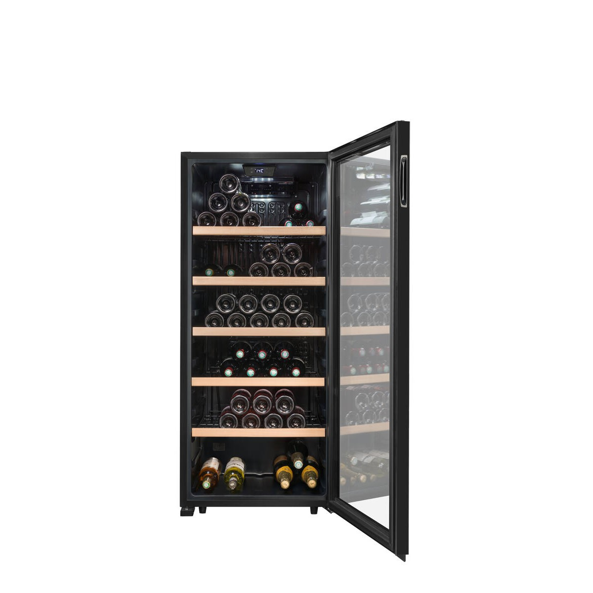 Un enfriador de vino negro con la puerta abierta, lleno de muchas botellas de vino en estantes.