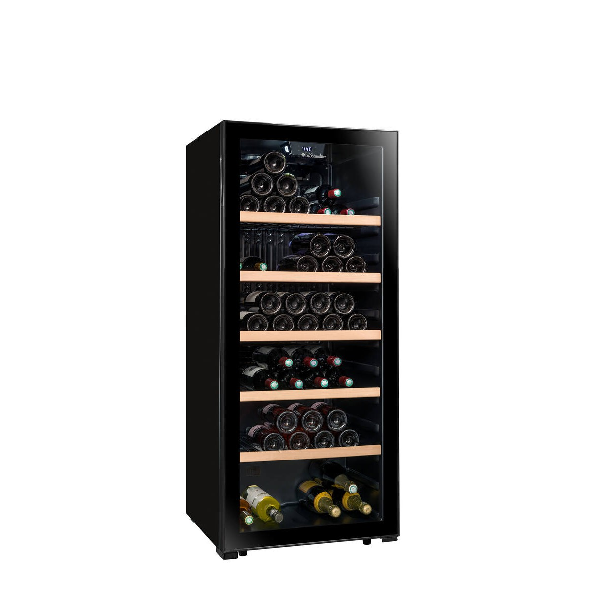 Un enfriador de vino negro con puerta de cristal, lleno de muchas botellas de vino en estantes de madera.