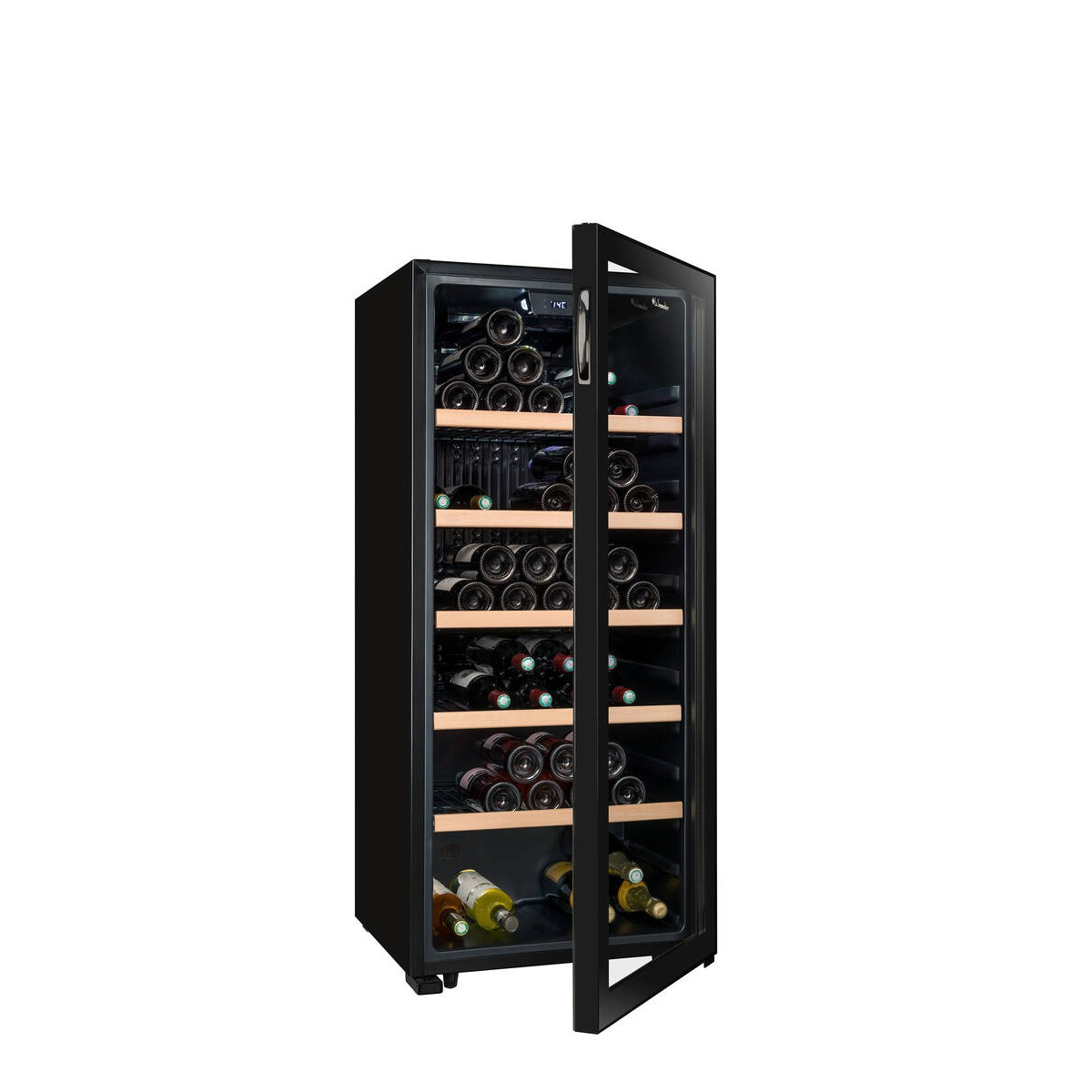 Un enfriador de vino negro con puerta de cristal, lleno de muchas botellas de vino.