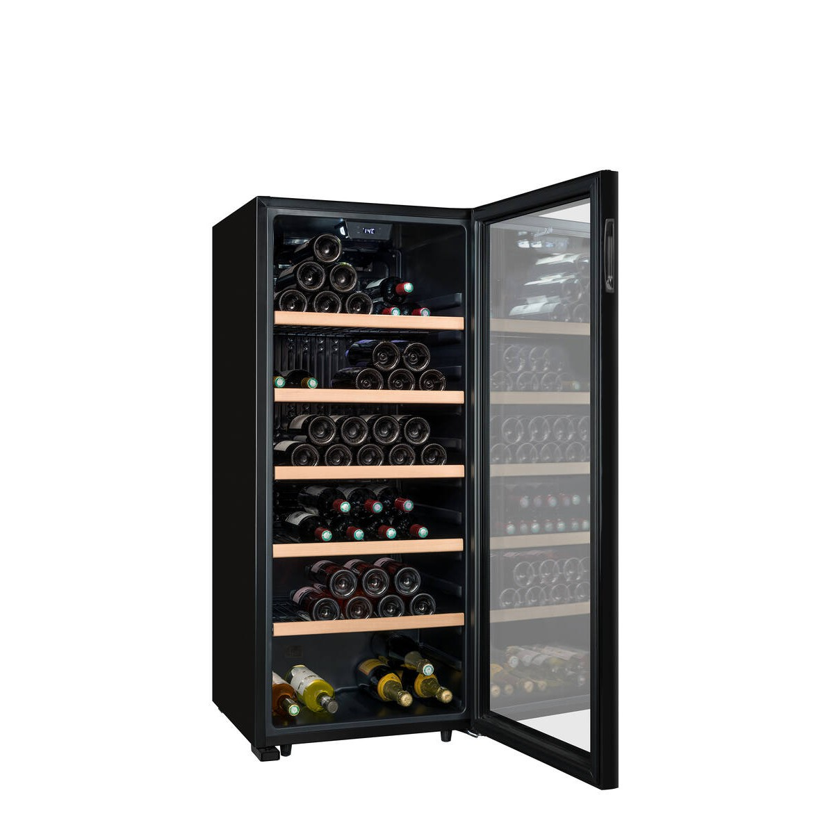 Un enfriador de vino negro con puerta de cristal, lleno de muchas botellas de vino en estantes.
